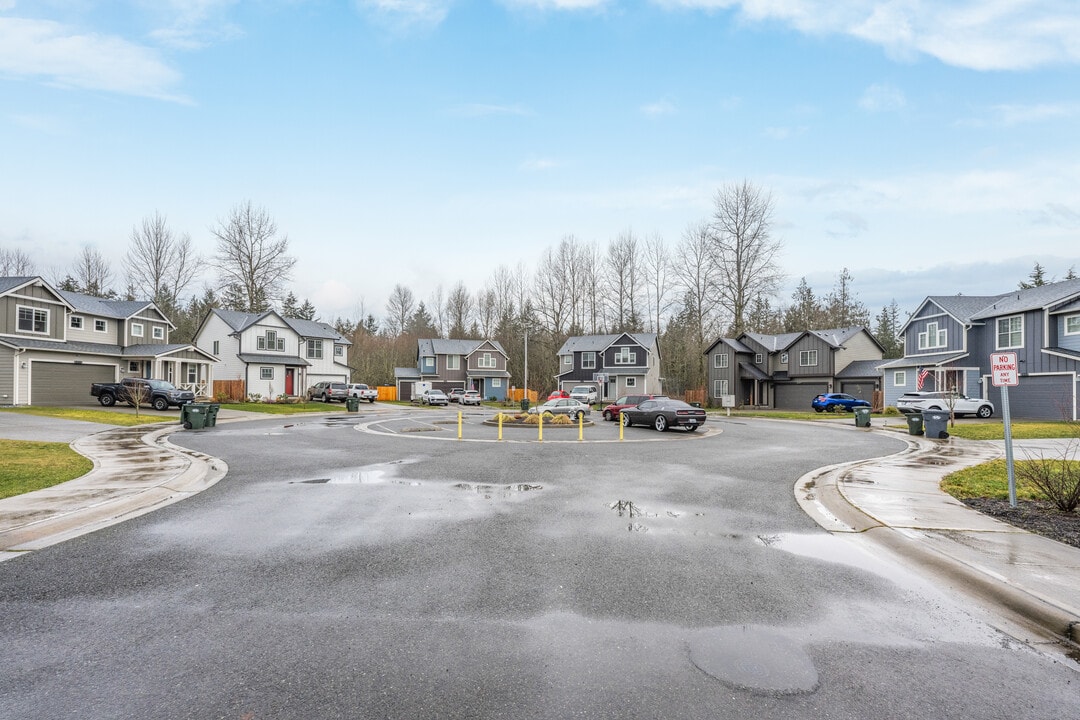 Royal Firs in Puyallup, WA - Building Photo