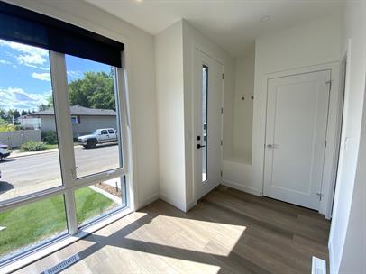 6417-6493 93 St NW in Edmonton, AB - Building Photo