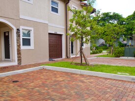 5982 NW 94th Ave in Tamarac, FL - Building Photo