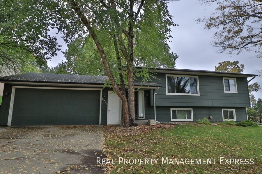3 Bedroom 2 Bathroom Home with a Fireplace in Sioux Falls, SD - Building Photo