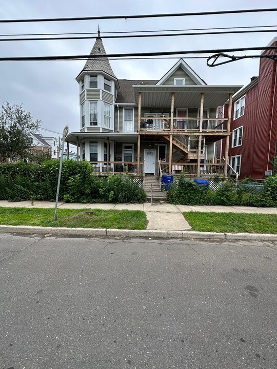 327 Broad St in Bridgeport, CT - Building Photo