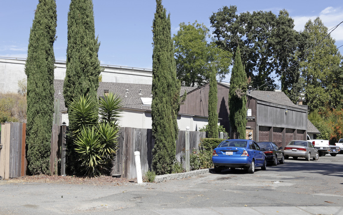 568 Olive St in Santa Rosa, CA - Foto de edificio