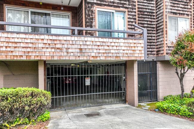 696 Athol Ave in Oakland, CA - Foto de edificio - Building Photo