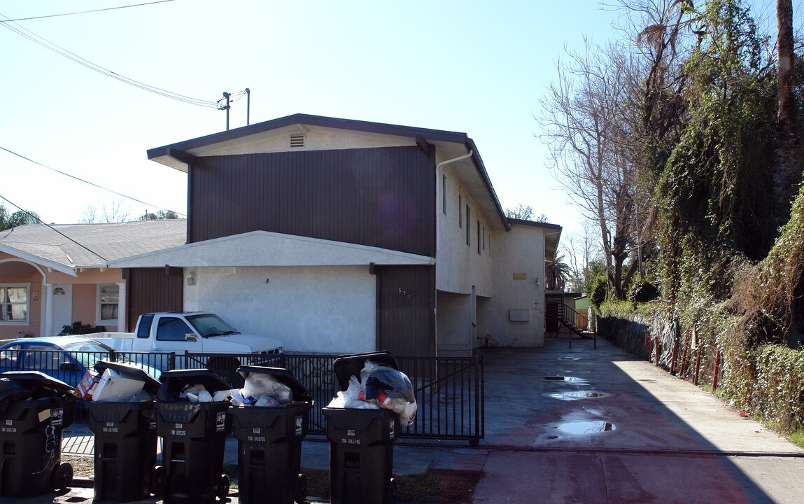 571 W 14th St in San Bernardino, CA - Foto de edificio