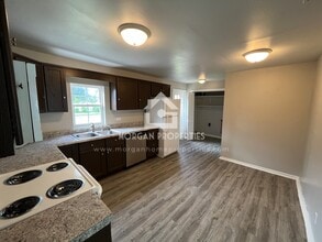 211 Vasbinder Dr in Anderson, IN - Foto de edificio - Building Photo