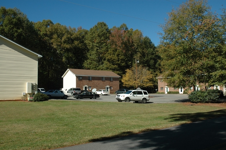 212 Green Acre Ln in Cartersville, GA - Foto de edificio