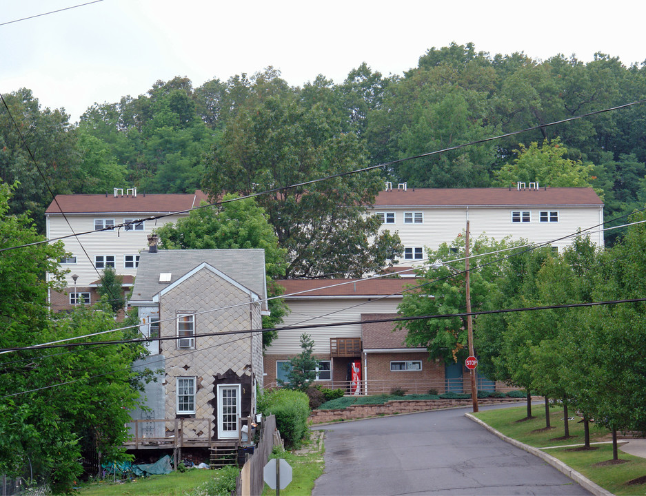 Raspberry Hill Housing in Coal Township, PA - Foto de edificio