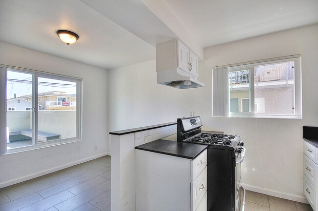 6668 Del Playa Dr in Isla Vista, CA - Foto de edificio - Building Photo