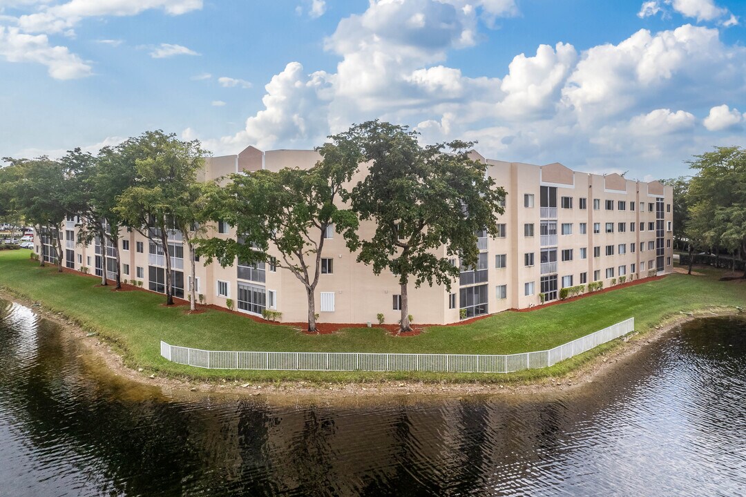 Weldon at Kings Point in Tamarac, FL - Building Photo