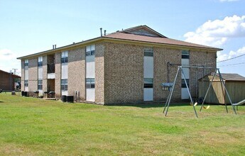 108 W Godley Ave in Godley, TX - Foto de edificio - Building Photo