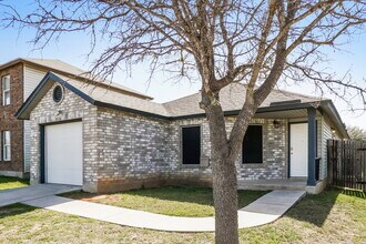 7034 Cole Creek Dr in Converse, TX - Foto de edificio - Building Photo