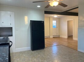 28 1/2 Grove St in Salem, MA - Building Photo