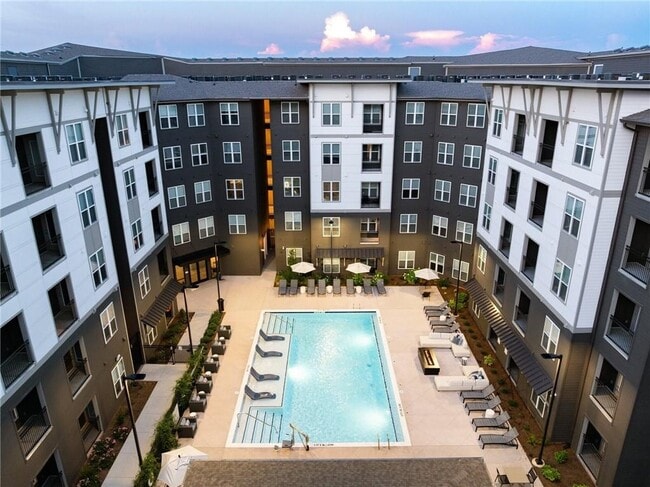 501 W Waugh St in Dalton, GA - Foto de edificio - Building Photo