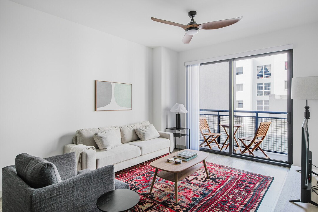 221 SW 12th St in Miami, FL - Building Photo