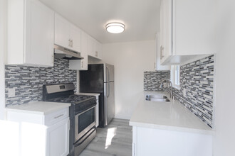 Monterey Apartments in Los Angeles, CA - Building Photo - Interior Photo