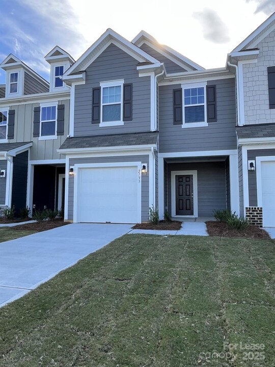 2733 Yeager Dr NW in Concord, NC - Foto de edificio