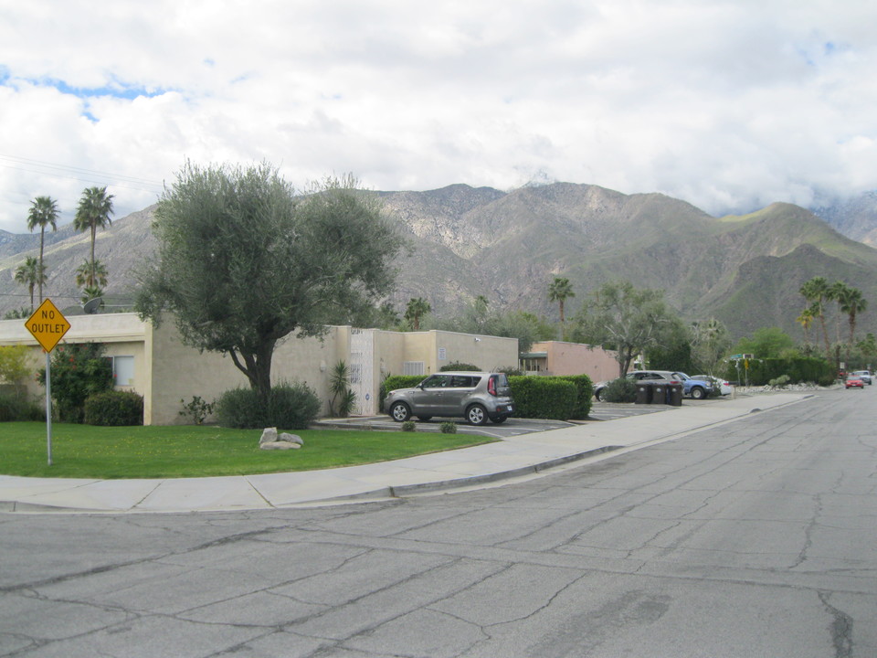 851 E Chuckwalla Rd in Palm Springs, CA - Building Photo