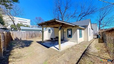 160 S Fredericksburg St in San Marcos, TX - Building Photo - Building Photo