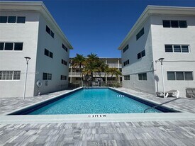 462 Golden Isles Dr in Hallandale Beach, FL - Building Photo