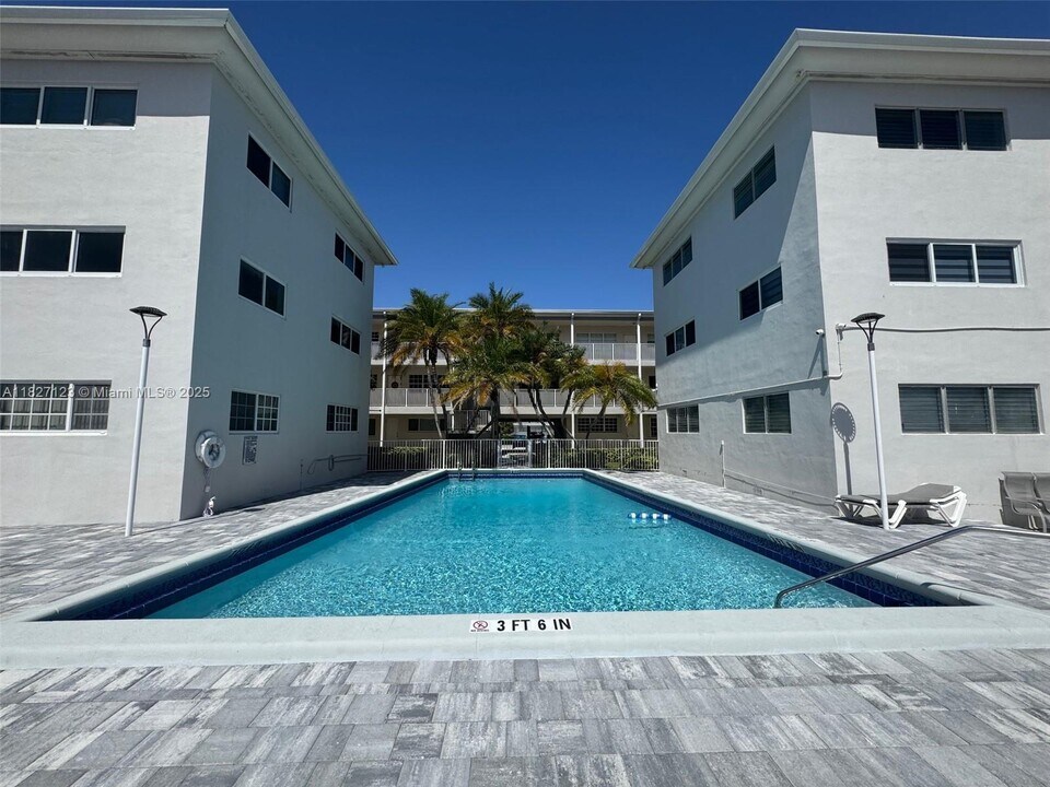 462 Golden Isles Dr in Hallandale Beach, FL - Building Photo