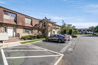 713 Orlando St in Edison, NJ - Building Photo - Building Photo