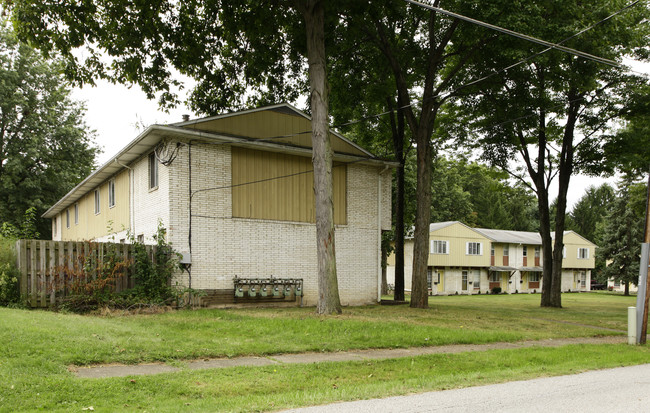 Preston Villa Apartments in Cuyahoga Falls, OH - Building Photo - Building Photo