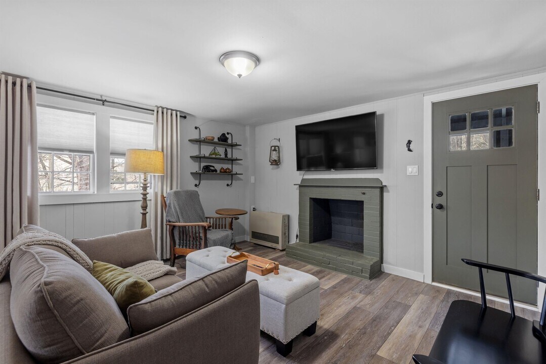 31 Water St in Bradford, NH - Building Photo