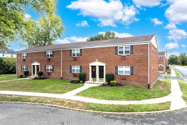 The Village at Hi-Nella in Hi-Nella, NJ - Building Photo - Building Photo