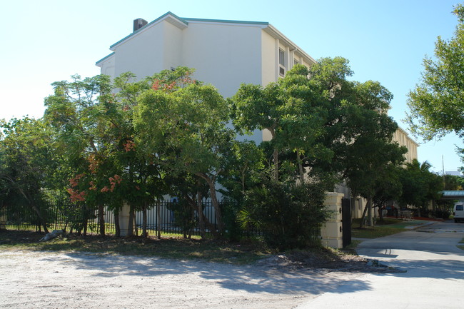 McCown Towers Apartments in Sarasota, FL - Building Photo - Building Photo