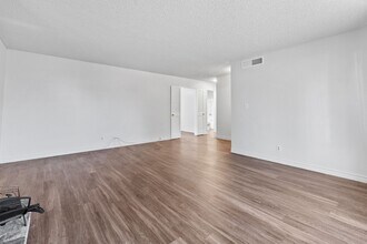 2916 Karen Ave in Las Vegas, NV - Building Photo - Building Photo