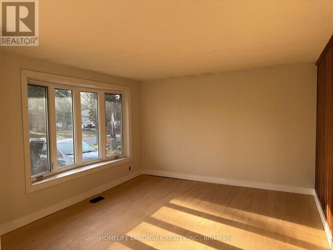 35 Nisbet Dr in Aurora, ON - Building Photo - Building Photo