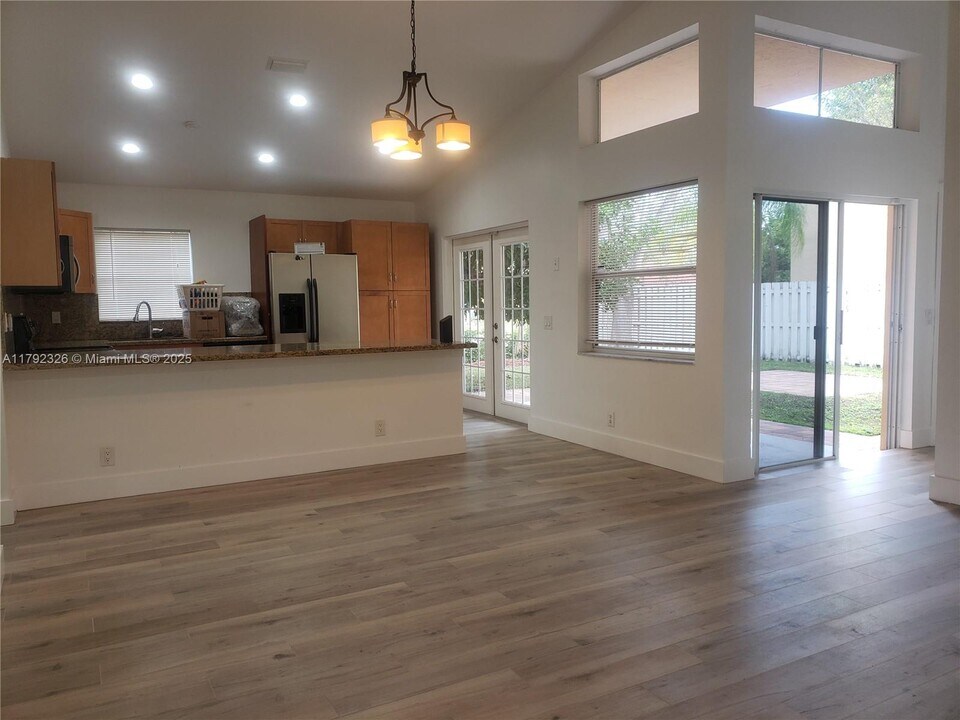 719 Stanton Dr in Weston, FL - Building Photo