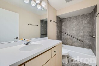 5 Oak Shore Dr in Burnsville, MN - Building Photo - Building Photo