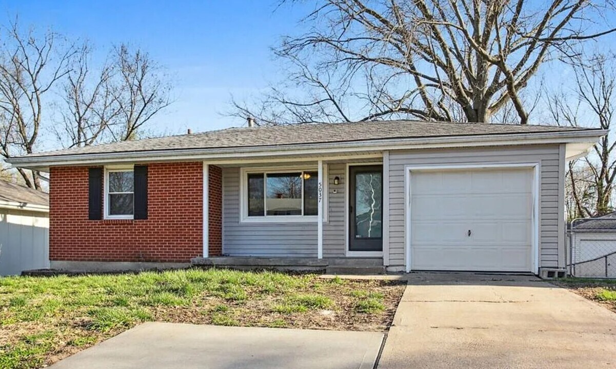 5037 NE 56th Terrace in Kansas City, MO - Building Photo