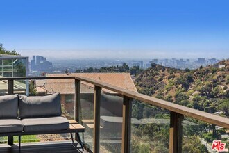 2235 Gloaming Way in Beverly Hills, CA - Building Photo - Building Photo