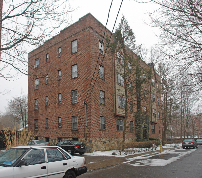 8 Washington Ct in Stamford, CT - Building Photo