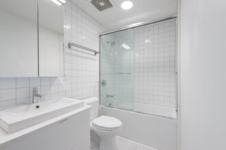 1090 Jervis St in Vancouver, BC - Building Photo - Building Photo