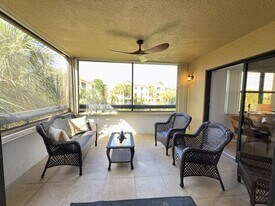 700 Uno Lago Dr, Unit 305 in Juno Beach, FL - Building Photo