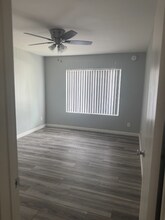 8757 Owensmouth Ave in Los Angeles, CA - Foto de edificio - Building Photo