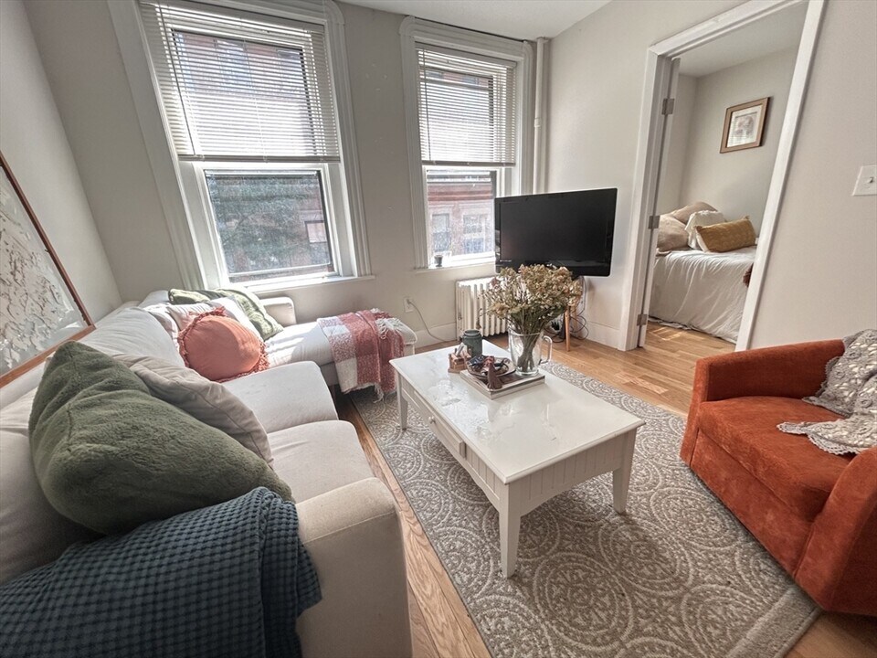 33 Grove St, Unit 3 in Boston, MA - Foto de edificio