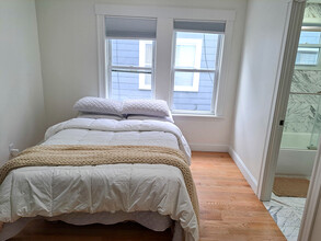 194 Cedar St, Unit 1 in Somerville, MA - Building Photo - Building Photo