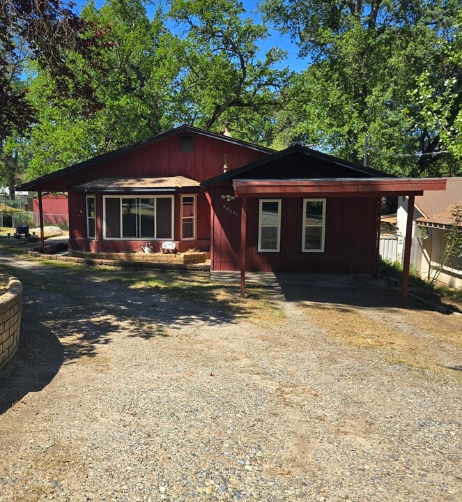 49801 Canoga Dr in Oakhurst, CA - Building Photo