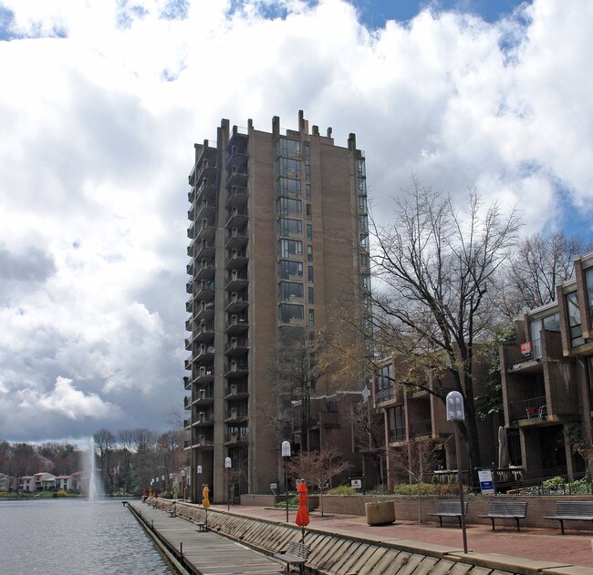 11400 Washington Plz W in Reston, VA - Building Photo - Building Photo