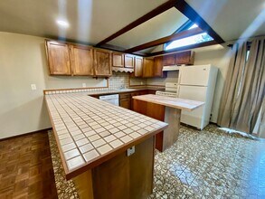 5704 Glen Echo Ave in Gladstone, OR - Foto de edificio - Building Photo