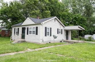 1615 E Southport Rd in Indianapolis, IN - Building Photo - Building Photo