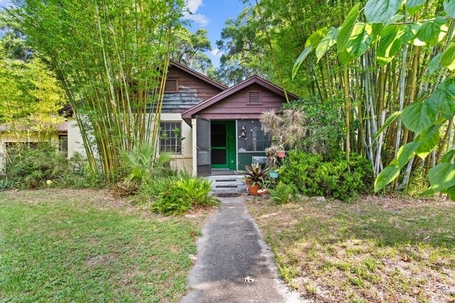 1202 NW 16th Ave in Gainesville, FL - Building Photo - Building Photo