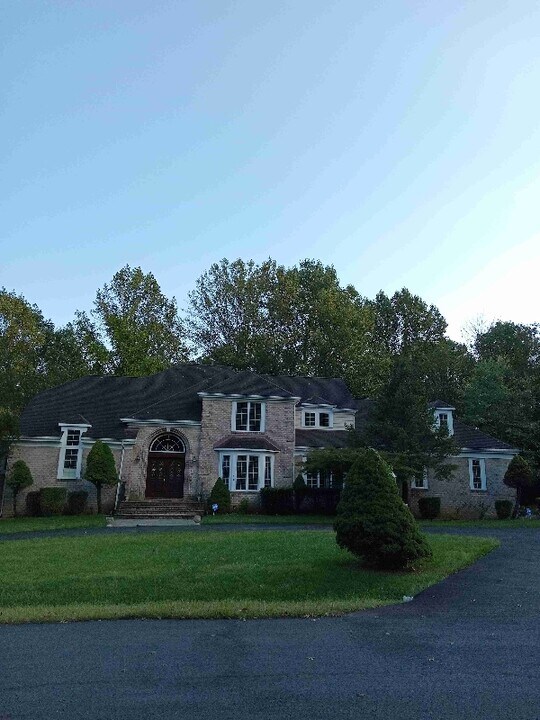 10901 Woodland Falls Dr in Great Falls, VA - Building Photo