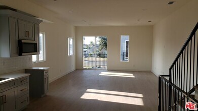 2406 S Dunsmuir Ave in Los Angeles, CA - Building Photo - Building Photo