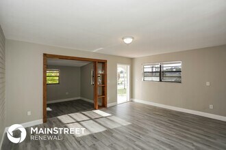 5835 SW 117th Ave in Miami, FL - Foto de edificio - Building Photo