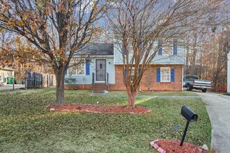 5626 Pine Gate Dr in Atlanta, GA - Building Photo - Building Photo